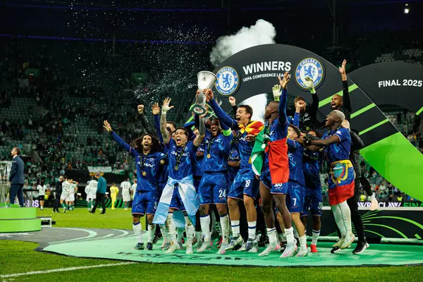 Chelsea 'nin oyuncuları, Real Betis Balompie ile Chelsea FC (Maciej Rogowski) arasında oynanan 2025 UEFA Konferans Ligi final maçında kupayla kutlama yaparken görüldü.)