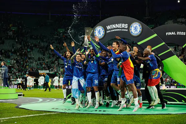 Chelsea 'nin oyuncuları, Real Betis Balompie ile Chelsea FC (Maciej Rogowski) arasında oynanan 2025 UEFA Konferans Ligi final maçında kupayla kutlama yaparken görüldü.)