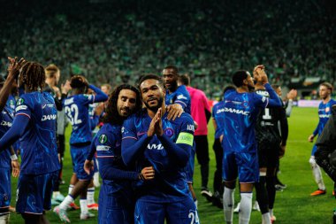 Marc Cucurella ve Reece James, Real Betis Balompie ile Chelsea FC (Maciej Rogowski) arasındaki UEFA Konferans Ligi 2025 final maçında kutlama yaparken görüldü.)