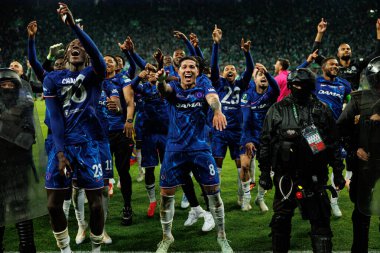 Chelsea 'nin oyuncuları, Real Betis Balompie ile Chelsea FC (Maciej Rogowski) arasında oynanan 2025 UEFA Konferans Ligi final maçında kutlama yaparken görüldü.)