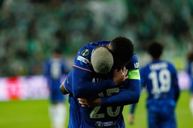 Chelsea 'nin oyuncuları, Real Betis Balompie ile Chelsea FC (Maciej Rogowski) arasındaki UEFA Konferans Ligi 2025 final maçında Moises Caicedo' dan gol üstüne gol atarken görüldü.)