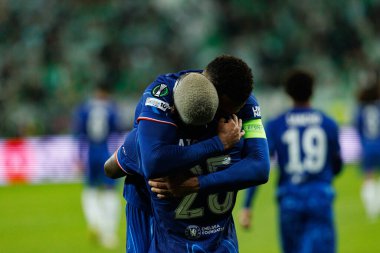 Chelsea 'nin oyuncuları, Real Betis Balompie ile Chelsea FC (Maciej Rogowski) arasındaki UEFA Konferans Ligi 2025 final maçında Moises Caicedo' dan gol üstüne gol atarken görüldü.)