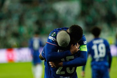 Chelsea 'nin oyuncuları, Real Betis Balompie ile Chelsea FC (Maciej Rogowski) arasındaki UEFA Konferans Ligi 2025 final maçında Moises Caicedo' dan gol üstüne gol atarken görüldü.)