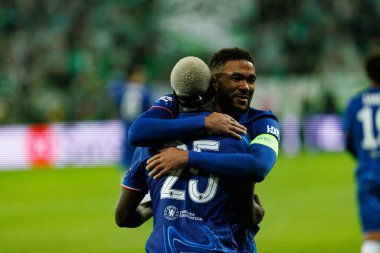 Chelsea 'nin oyuncuları, Real Betis Balompie ile Chelsea FC (Maciej Rogowski) arasındaki UEFA Konferans Ligi 2025 final maçında Moises Caicedo' dan gol üstüne gol atarken görüldü.)