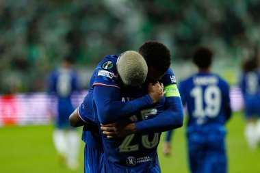 Chelsea 'nin oyuncuları, Real Betis Balompie ile Chelsea FC (Maciej Rogowski) arasındaki UEFA Konferans Ligi 2025 final maçında Moises Caicedo' dan gol üstüne gol atarken görüldü.)