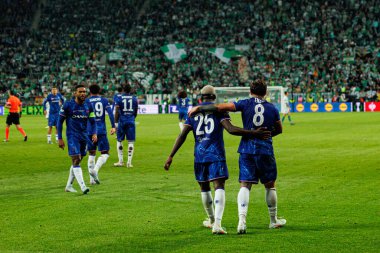Chelsea 'nin oyuncuları, Real Betis Balompie ile Chelsea FC (Maciej Rogowski) arasındaki UEFA Konferans Ligi 2025 final maçında Moises Caicedo' dan gol üstüne gol atarken görüldü.)
