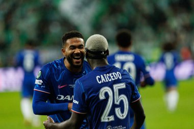 Chelsea 'nin oyuncuları, Real Betis Balompie ile Chelsea FC (Maciej Rogowski) arasındaki UEFA Konferans Ligi 2025 final maçında Moises Caicedo' dan gol üstüne gol atarken görüldü.)