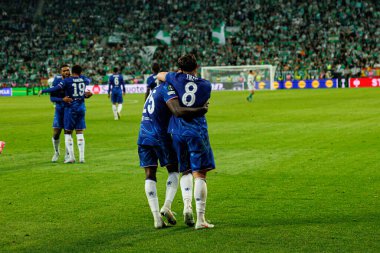 Chelsea 'nin oyuncuları, Real Betis Balompie ile Chelsea FC (Maciej Rogowski) arasındaki UEFA Konferans Ligi 2025 final maçında Moises Caicedo' dan gol üstüne gol atarken görüldü.)