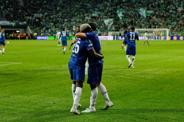 Chelsea 'nin oyuncuları, Real Betis Balompie ile Chelsea FC (Maciej Rogowski) arasındaki UEFA Konferans Ligi 2025 final maçında Moises Caicedo' dan gol üstüne gol atarken görüldü.)