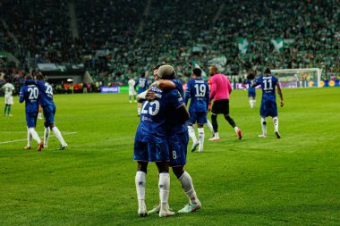 Chelsea 'nin oyuncuları, Real Betis Balompie ile Chelsea FC (Maciej Rogowski) arasındaki UEFA Konferans Ligi 2025 final maçında Moises Caicedo' dan gol üstüne gol atarken görüldü.)