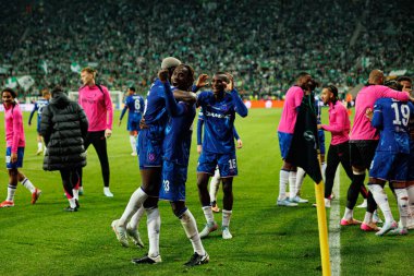Chelsea 'nin oyuncuları, Real Betis Balompie ile Chelsea FC (Maciej Rogowski) arasındaki UEFA Konferans Ligi 2025 final maçında Moises Caicedo' dan gol üstüne gol atarken görüldü.)