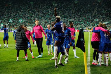 Chelsea 'nin oyuncuları, Real Betis Balompie ile Chelsea FC (Maciej Rogowski) arasındaki UEFA Konferans Ligi 2025 final maçında Moises Caicedo' dan gol üstüne gol atarken görüldü.)