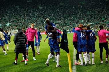 Chelsea 'nin oyuncuları, Real Betis Balompie ile Chelsea FC (Maciej Rogowski) arasındaki UEFA Konferans Ligi 2025 final maçında Moises Caicedo' dan gol üstüne gol atarken görüldü.)