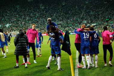 Chelsea 'nin oyuncuları, Real Betis Balompie ile Chelsea FC (Maciej Rogowski) arasındaki UEFA Konferans Ligi 2025 final maçında Moises Caicedo' dan gol üstüne gol atarken görüldü.)