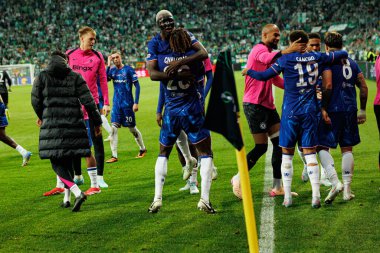 Chelsea 'nin oyuncuları, Real Betis Balompie ile Chelsea FC (Maciej Rogowski) arasındaki UEFA Konferans Ligi 2025 final maçında Moises Caicedo' dan gol üstüne gol atarken görüldü.)