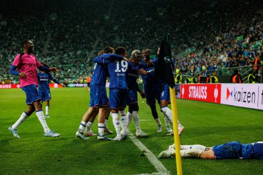 Chelsea 'nin oyuncuları, Real Betis Balompie ile Chelsea FC (Maciej Rogowski) arasındaki UEFA Konferans Ligi 2025 final maçında Moises Caicedo' dan gol üstüne gol atarken görüldü.)