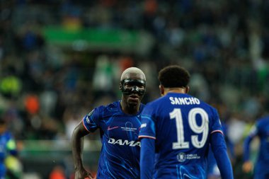 Moises Caicedo, Real Betis Balompie ve Chelsea FC (Maciej Rogowski) arasında oynanan 2025 UEFA Konferans Ligi final maçında gol attıktan sonra kutlama yaparken görüldü.)