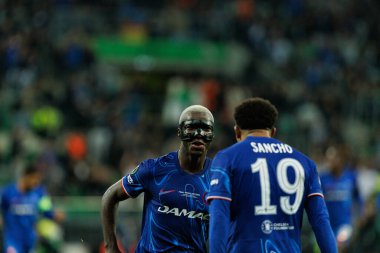 Moises Caicedo, Real Betis Balompie ve Chelsea FC (Maciej Rogowski) arasında oynanan 2025 UEFA Konferans Ligi final maçında gol attıktan sonra kutlama yaparken görüldü.)