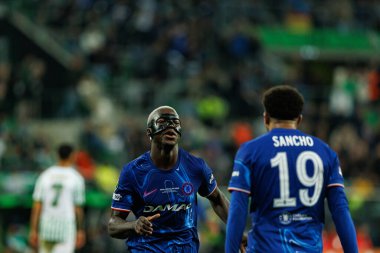 Moises Caicedo, Real Betis Balompie ve Chelsea FC (Maciej Rogowski) arasında oynanan 2025 UEFA Konferans Ligi final maçında gol attıktan sonra kutlama yaparken görüldü.)