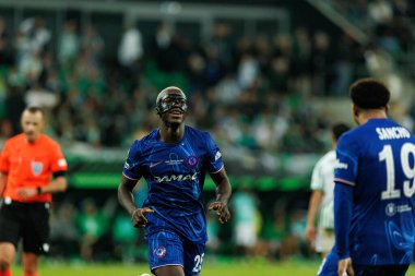 Moises Caicedo, Real Betis Balompie ve Chelsea FC (Maciej Rogowski) arasında oynanan 2025 UEFA Konferans Ligi final maçında gol attıktan sonra kutlama yaparken görüldü.)