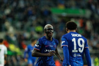 Moises Caicedo, Real Betis Balompie ve Chelsea FC (Maciej Rogowski) arasında oynanan 2025 UEFA Konferans Ligi final maçında gol attıktan sonra kutlama yaparken görüldü.)