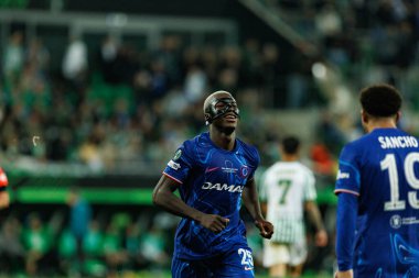 Moises Caicedo, Real Betis Balompie ve Chelsea FC (Maciej Rogowski) arasında oynanan 2025 UEFA Konferans Ligi final maçında gol attıktan sonra kutlama yaparken görüldü.)