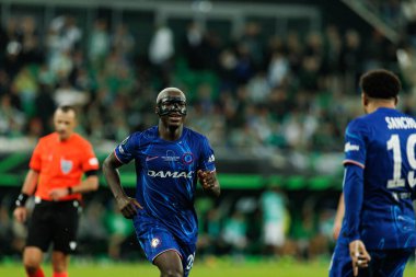 Moises Caicedo, Real Betis Balompie ve Chelsea FC (Maciej Rogowski) arasında oynanan 2025 UEFA Konferans Ligi final maçında gol attıktan sonra kutlama yaparken görüldü.)