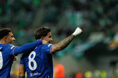 Enzo Fernandez, Real Betis Balompie ve Chelsea FC (Maciej Rogowski) arasında oynanan UEFA Konferans Ligi 2025 final maçında gol attıktan sonra kutlama yaparken görüldü.)