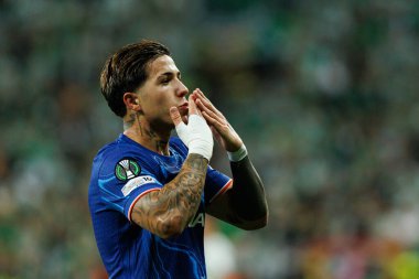 Enzo Fernandez, Real Betis Balompie ve Chelsea FC (Maciej Rogowski) arasında oynanan UEFA Konferans Ligi 2025 final maçında gol attıktan sonra kutlama yaparken görüldü.)