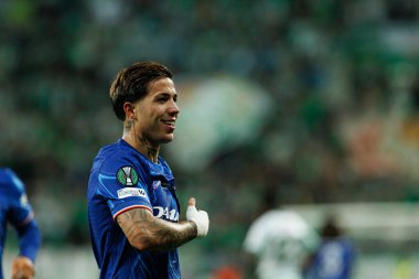 Enzo Fernandez, Real Betis Balompie ve Chelsea FC (Maciej Rogowski) arasında oynanan UEFA Konferans Ligi 2025 final maçında gol attıktan sonra kutlama yaparken görüldü.)