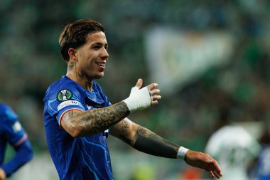 Enzo Fernandez, Real Betis Balompie ve Chelsea FC (Maciej Rogowski) arasında oynanan UEFA Konferans Ligi 2025 final maçında gol attıktan sonra kutlama yaparken görüldü.)