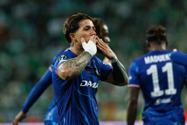 Enzo Fernandez, Real Betis Balompie ve Chelsea FC (Maciej Rogowski) arasında oynanan UEFA Konferans Ligi 2025 final maçında gol attıktan sonra kutlama yaparken görüldü.)