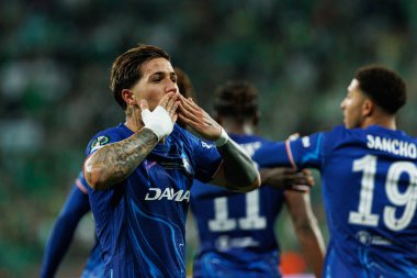 Enzo Fernandez, Real Betis Balompie ve Chelsea FC (Maciej Rogowski) arasında oynanan UEFA Konferans Ligi 2025 final maçında gol attıktan sonra kutlama yaparken görüldü.)