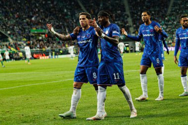 Enzo Fernandez, Real Betis Balompie ve Chelsea FC (Maciej Rogowski) arasında oynanan UEFA Konferans Ligi 2025 final maçında gol attıktan sonra kutlama yaparken görüldü.)