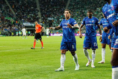 Enzo Fernandez, Real Betis Balompie ve Chelsea FC (Maciej Rogowski) arasında oynanan UEFA Konferans Ligi 2025 final maçında gol attıktan sonra kutlama yaparken görüldü.)