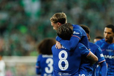 Enzo Fernandez, Real Betis Balompie ve Chelsea FC (Maciej Rogowski) arasında oynanan UEFA Konferans Ligi 2025 final maçında gol attıktan sonra kutlama yaparken görüldü.)