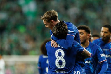 Enzo Fernandez, Real Betis Balompie ve Chelsea FC (Maciej Rogowski) arasında oynanan UEFA Konferans Ligi 2025 final maçında gol attıktan sonra kutlama yaparken görüldü.)