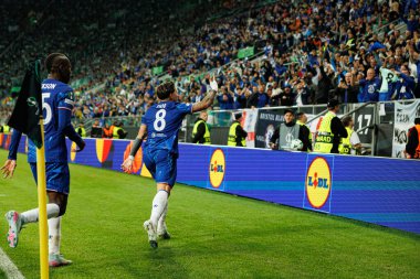 Enzo Fernandez, Real Betis Balompie ve Chelsea FC (Maciej Rogowski) arasında oynanan UEFA Konferans Ligi 2025 final maçında gol attıktan sonra kutlama yaparken görüldü.)