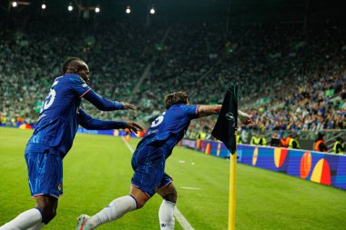 Enzo Fernandez, Real Betis Balompie ve Chelsea FC (Maciej Rogowski) arasında oynanan UEFA Konferans Ligi 2025 final maçında gol attıktan sonra kutlama yaparken görüldü.)