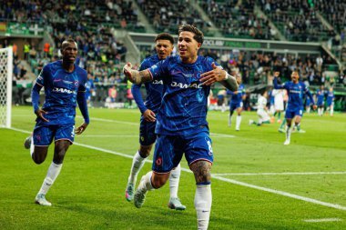 Chelsea FC 'nin oyuncuları, Real Betis Balompie ile Chelsea FC (Maciej Rogowski) arasındaki UEFA Konferans Ligi 2025 final maçında Enzo Fernandez' in attığı gol üstüne gol sonrasında kutlamada görülüyor.)