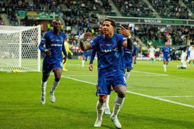 Chelsea FC 'nin oyuncuları, Real Betis Balompie ile Chelsea FC (Maciej Rogowski) arasındaki UEFA Konferans Ligi 2025 final maçında Enzo Fernandez' in attığı gol üstüne gol sonrasında kutlamada görülüyor.)