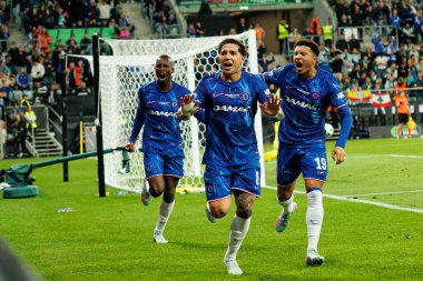 Chelsea FC 'nin oyuncuları, Real Betis Balompie ile Chelsea FC (Maciej Rogowski) arasındaki UEFA Konferans Ligi 2025 final maçında Enzo Fernandez' in attığı gol üstüne gol sonrasında kutlamada görülüyor.)