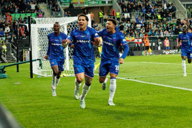 Chelsea FC 'nin oyuncuları, Real Betis Balompie ile Chelsea FC (Maciej Rogowski) arasındaki UEFA Konferans Ligi 2025 final maçında Enzo Fernandez' in attığı gol üstüne gol sonrasında kutlamada görülüyor.)