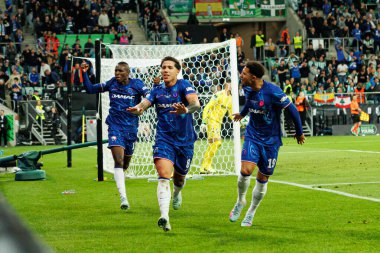 Chelsea FC 'nin oyuncuları, Real Betis Balompie ile Chelsea FC (Maciej Rogowski) arasındaki UEFA Konferans Ligi 2025 final maçında Enzo Fernandez' in attığı gol üstüne gol sonrasında kutlamada görülüyor.)