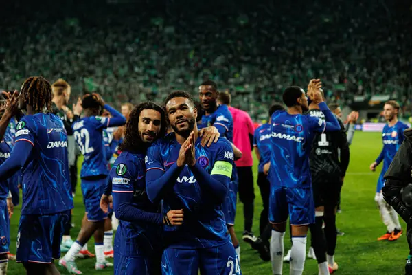 Marc Cucurella ve Reece James, Real Betis Balompie ile Chelsea FC (Maciej Rogowski) arasındaki UEFA Konferans Ligi 2025 final maçında kutlama yaparken görüldü.)