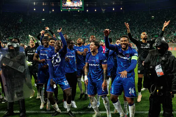 Chelsea 'nin oyuncuları, Real Betis Balompie ile Chelsea FC (Maciej Rogowski) arasında oynanan 2025 UEFA Konferans Ligi final maçında kutlama yaparken görüldü.)