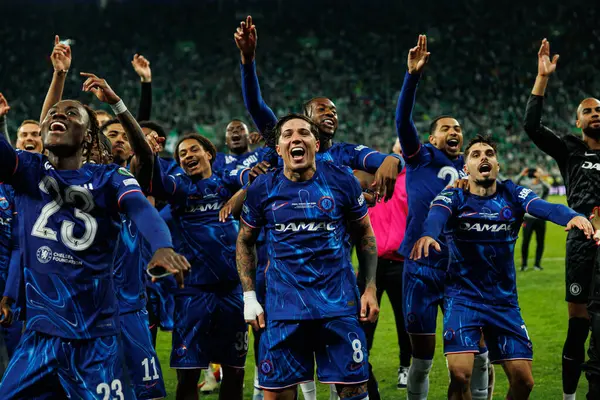 Chelsea 'nin oyuncuları, Real Betis Balompie ile Chelsea FC (Maciej Rogowski) arasında oynanan 2025 UEFA Konferans Ligi final maçında kutlama yaparken görüldü.)
