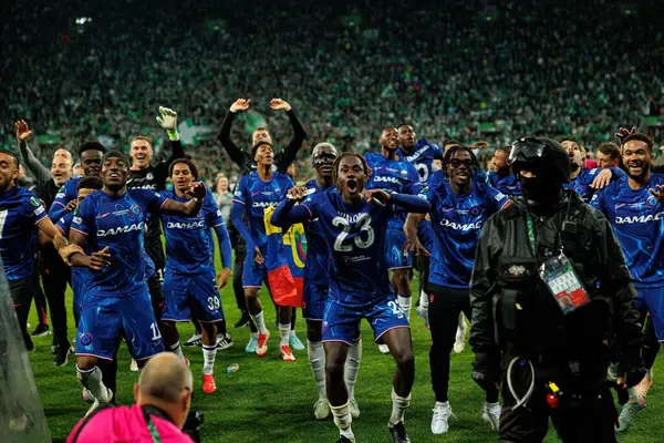 Chelsea 'nin oyuncuları, Real Betis Balompie ile Chelsea FC (Maciej Rogowski) arasında oynanan 2025 UEFA Konferans Ligi final maçında kutlama yaparken görüldü.)