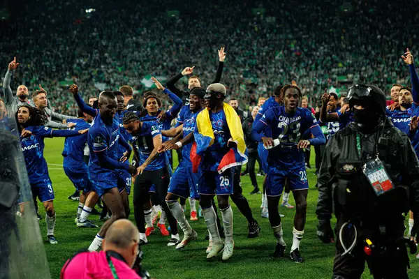 Chelsea 'nin oyuncuları, Real Betis Balompie ile Chelsea FC (Maciej Rogowski) arasında oynanan 2025 UEFA Konferans Ligi final maçında kutlama yaparken görüldü.)