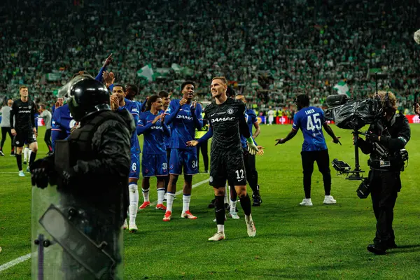 Chelsea 'nin oyuncuları, Real Betis Balompie ile Chelsea FC (Maciej Rogowski) arasında oynanan 2025 UEFA Konferans Ligi final maçında kutlama yaparken görüldü.)